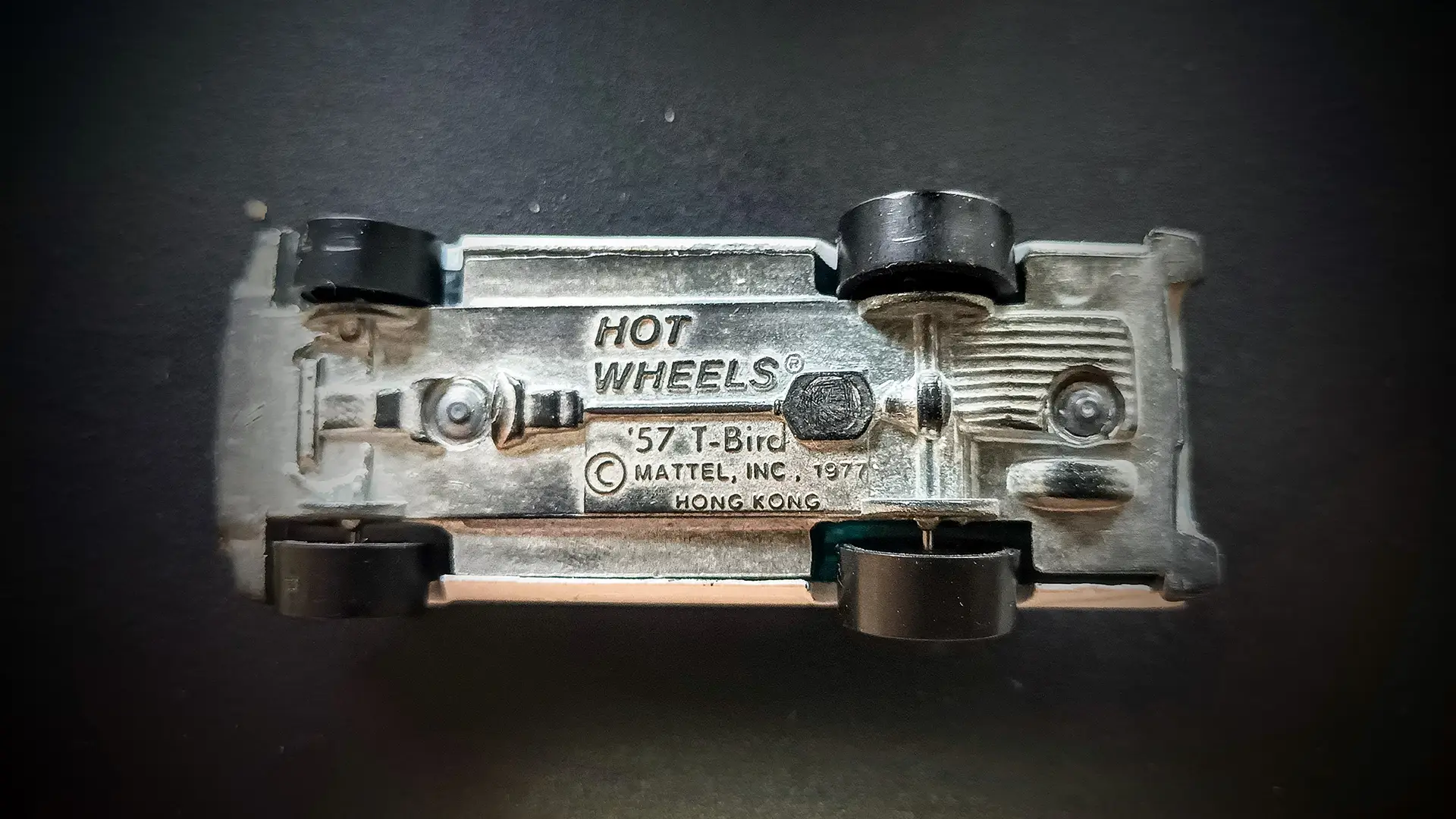 '57 T-Bird - Vista inferiore - Hot Wheels