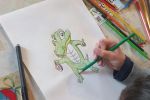 Alunno colora il disegno a fumetti del coccodrillo